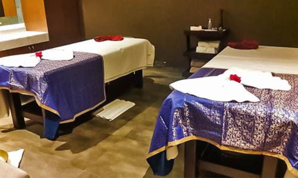 Radisson Mumbai Andheri Midc Dış mekan fotoğraf Massage beds at a spa