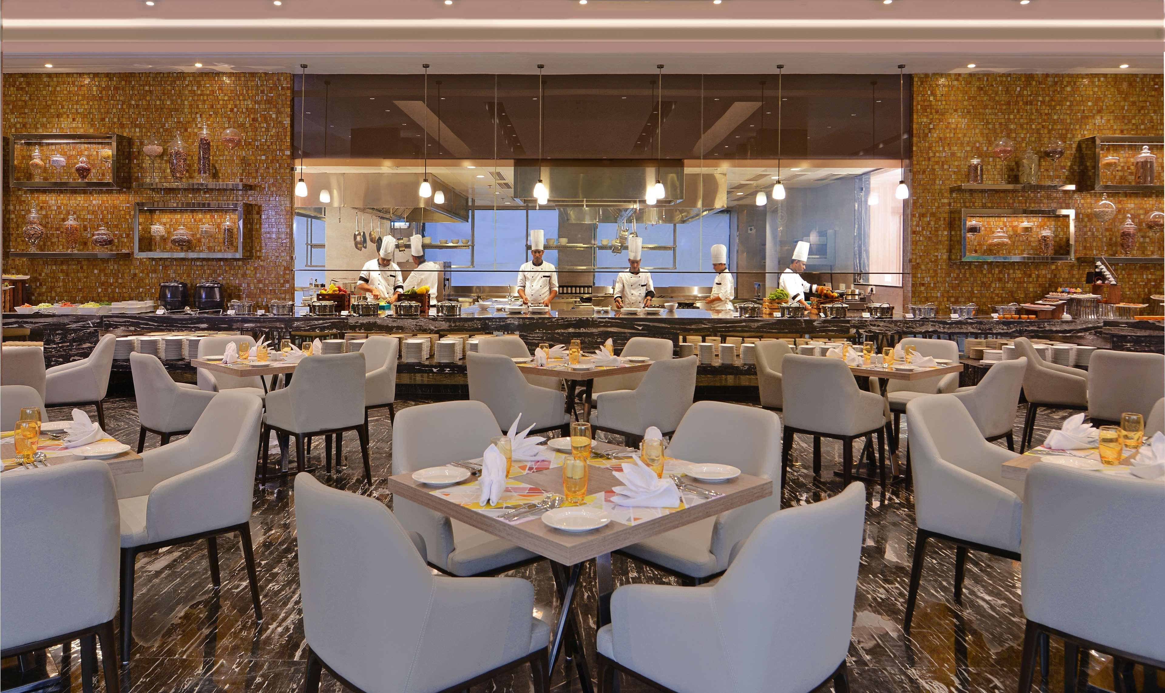 Radisson Mumbai Andheri Midc Dış mekan fotoğraf The restaurant