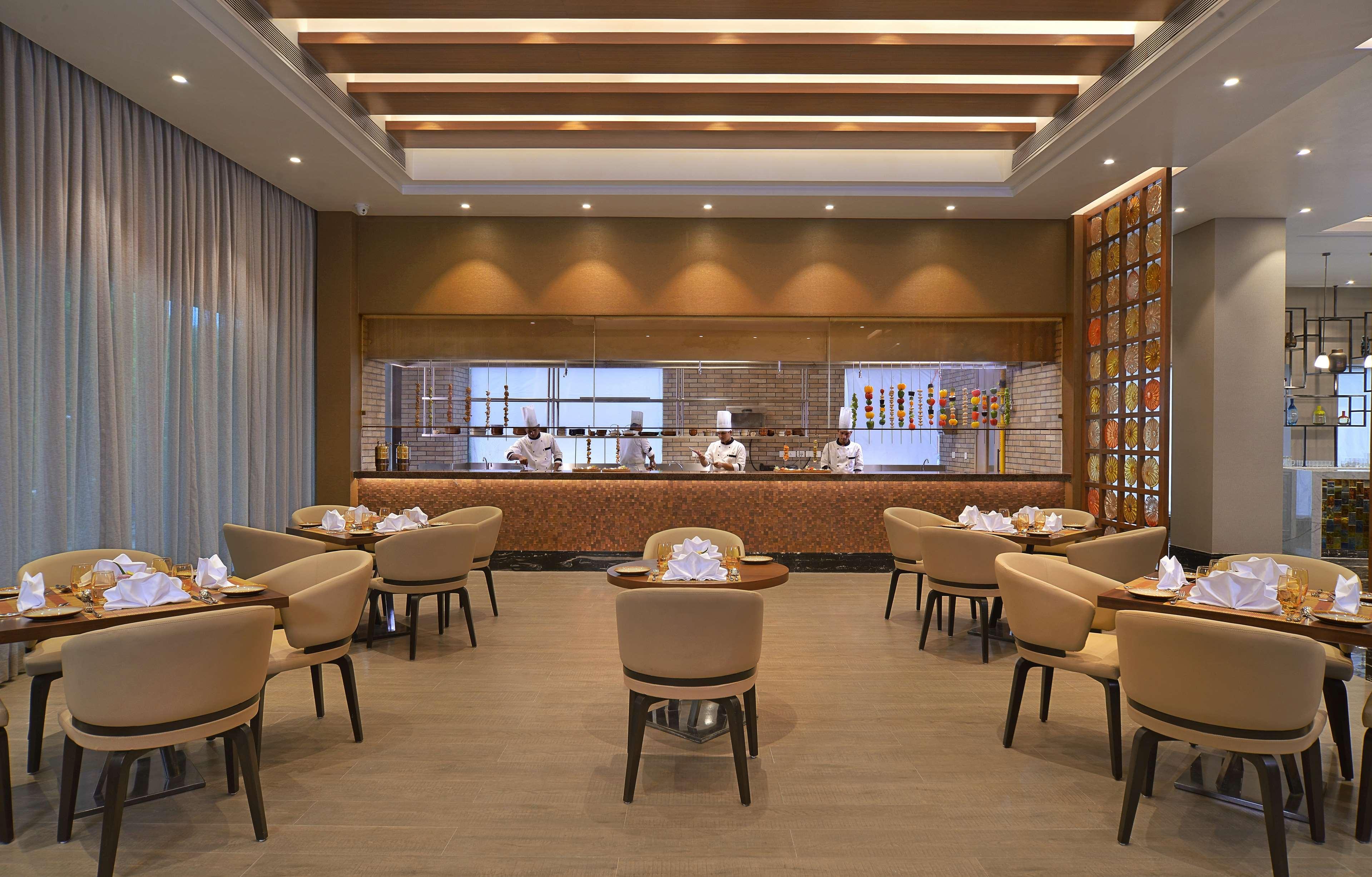 Radisson Mumbai Andheri Midc Dış mekan fotoğraf The restaurant