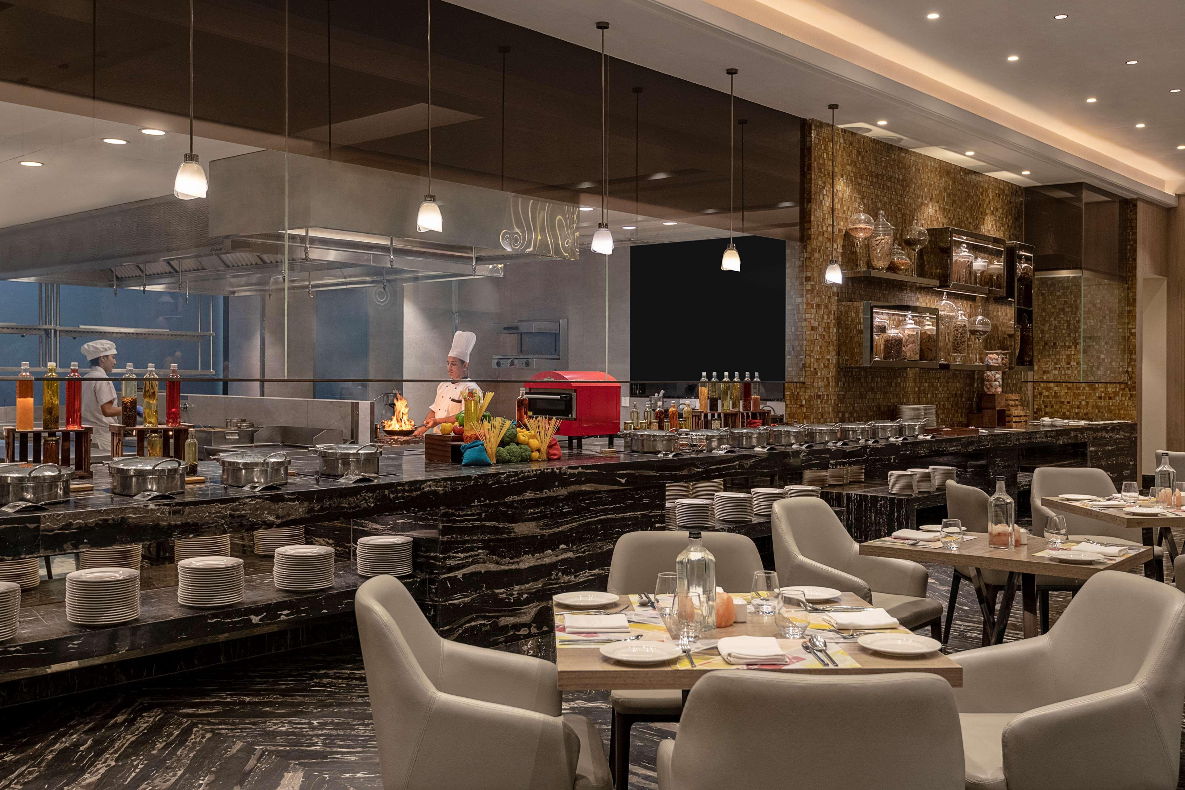 Radisson Mumbai Andheri Midc Dış mekan fotoğraf The restaurant
