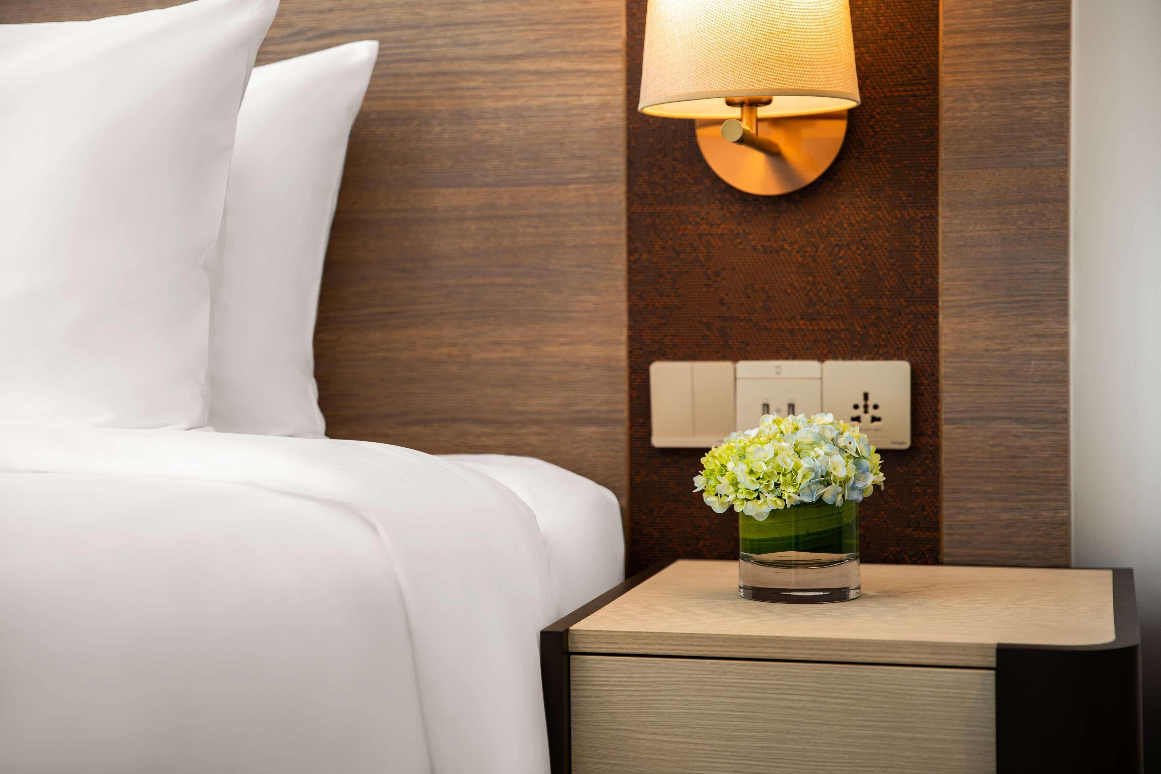 Radisson Mumbai Andheri Midc Dış mekan fotoğraf A bedside table
