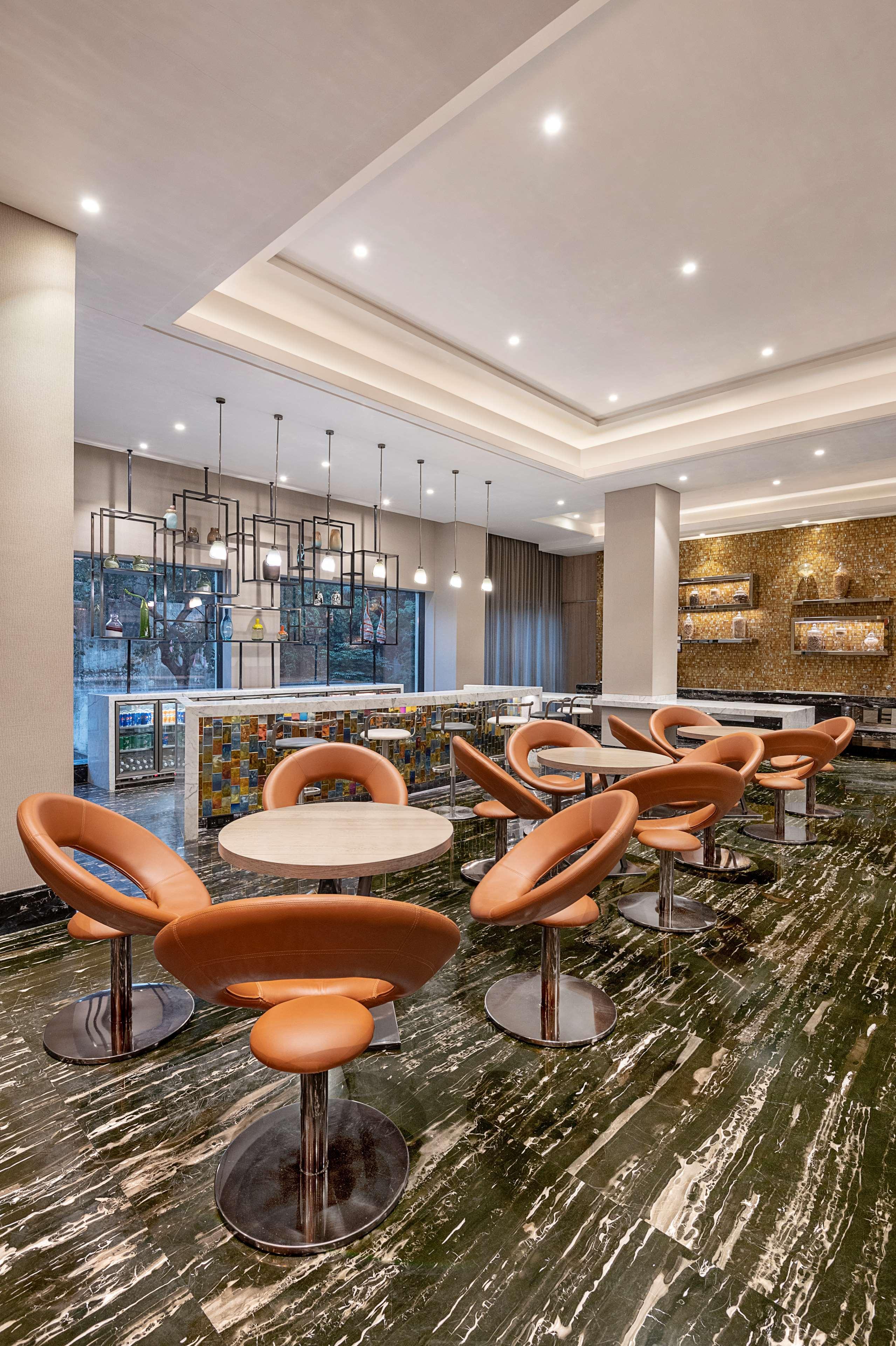 Radisson Mumbai Andheri Midc Dış mekan fotoğraf The lounge at the airport